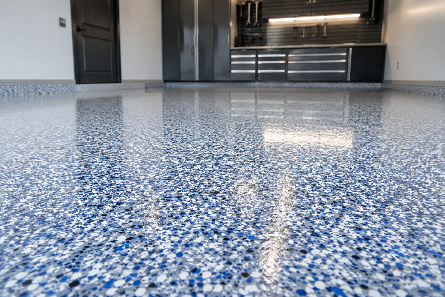 Flaked epoxy chips flooring